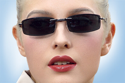 Junge Frau mit Sonnenbrille mit Clip