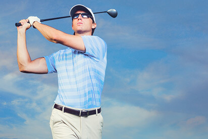 Golfspieler mit Golfbrille
                macht den Abschlag